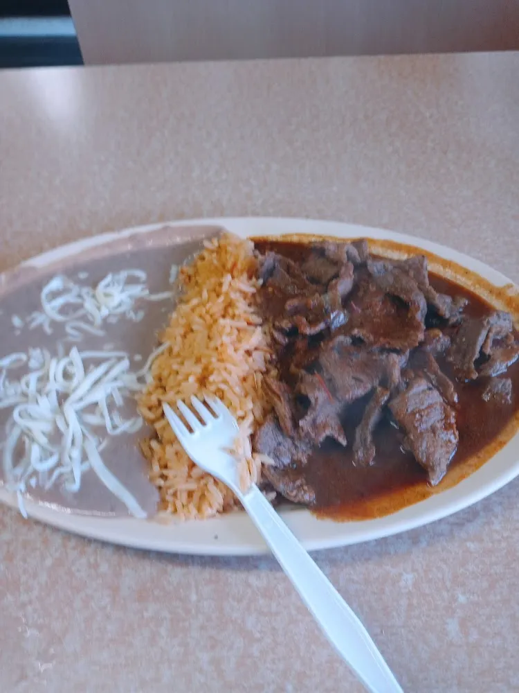 Carne de Res En Salsa Roja Con Frijoles Con Queso Y Arroz