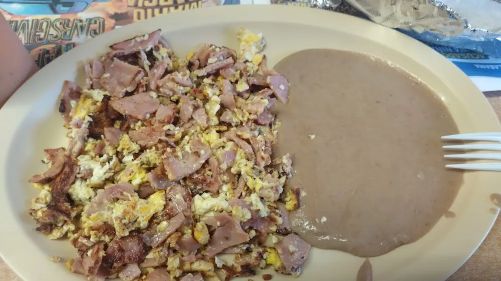Huevo Con Jamón Y Frijoles Refritos